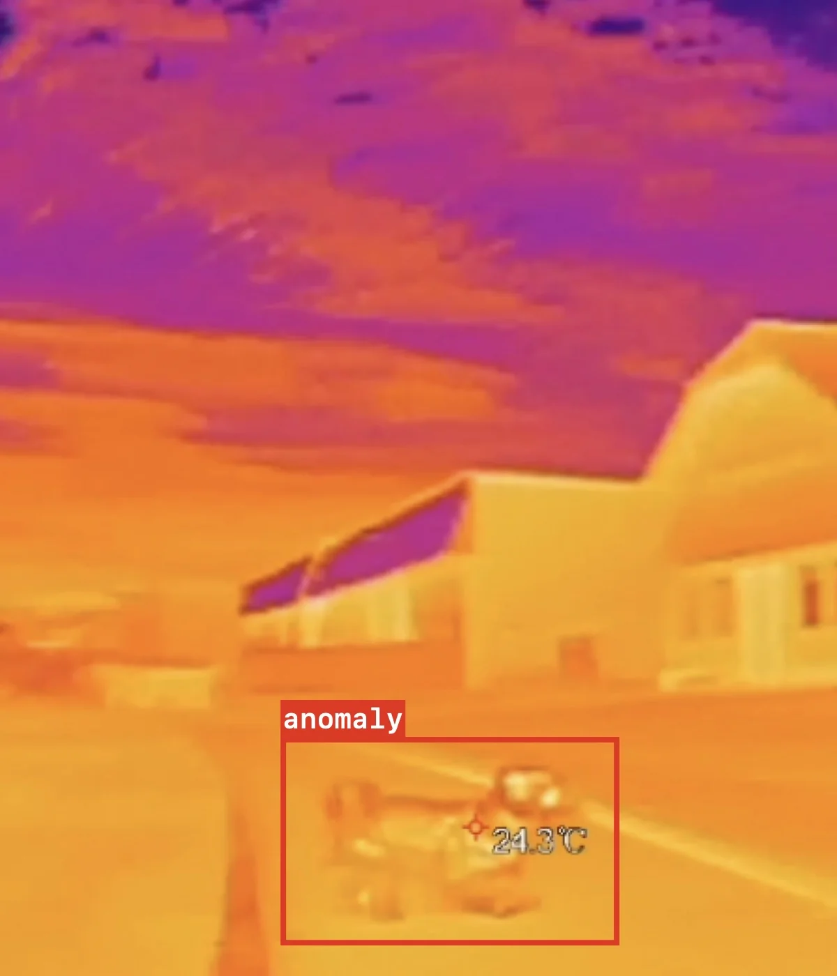 Ascento Guard Wärmebildkamera erkennt thermische Anomalie bei Solaranlage – KI-Overlay 'anomaly' mit 24.3°C Temperaturmessung für präventive Wartung